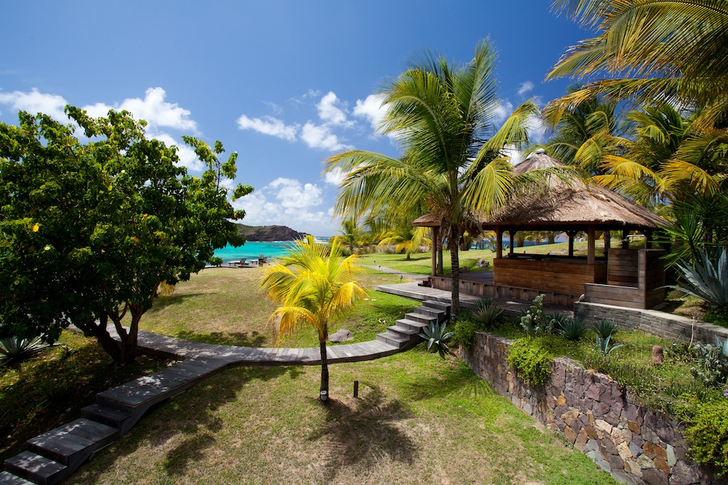 Modern style villa Moehau with a vast garden surrounded by a deck at the edge of the lagoon
